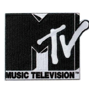 Könnte beinhalten: Schwarz-weißer, gestickter Aufnäher mit dem MTV-Logo. Das Logo zeigt ein schwarzes Rechteck mit einem weißen 'M' und einer weißen 'TV'-Form. Die Worte 'MUSIC TELEVISION' sind unten weiß gestickt.