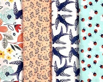 Puede incluir: Cuatro muestras de tela con diferentes patrones. La primera muestra tiene un patrón floral con flores azules, amarillas y naranjas sobre un fondo blanco. La segunda muestra tiene un fondo rosa claro con un patrón repetitivo de pequeñas ramas marrones. La tercera muestra tiene un fondo blanco con un patrón repetitivo de pájaros azules. La cuarta muestra tiene un fondo azul claro con un patrón repetitivo de mariquitas rojas.