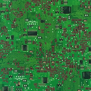 Könnte beinhalten: Nahaufnahme einer grünen Leiterplatte mit verschiedenen elektronischen Bauteilen. Die Platine ist mit einem Netzwerk aus Kupferbahnen und Lötpunkten bedeckt.