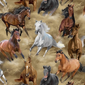 Pode incluir: Um tecido de impressão digital com um padrão de cavalos marrons, brancos e pretos correndo por um campo de areia.