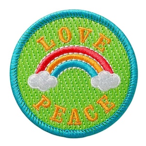 Op de afbeelding: Een groene geborduurde patch met een regenboog en de woorden "LOVE PEACE" in geel.