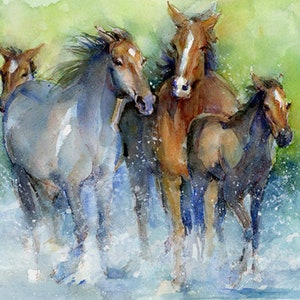 Pode incluir: Uma pintura em aquarela de quatro cavalos correndo por um riacho raso. Os cavalos são castanhos, cinzentos e pretos, e a água é azul clara. A pintura é feita em um estilo realista.