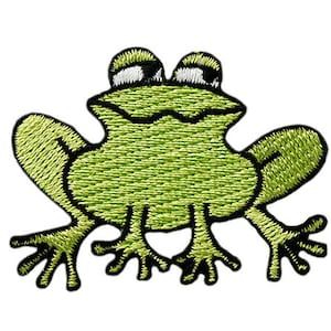 Może przedstawiać: Zielona haftowana łatka z żabą z czarnymi konturami. Żaba ma szeroki uśmiech i duże oczy.
