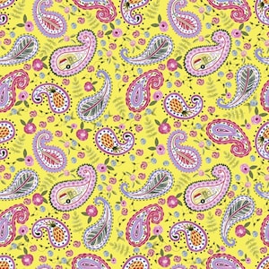 Può includere: Uno sfondo giallo con un motivo ripetuto di forme paisley in tonalità di rosa, viola, verde e arancione. Le forme paisley sono riempite con piccoli disegni floreali e alcune contengono un piccolo camper giallo.