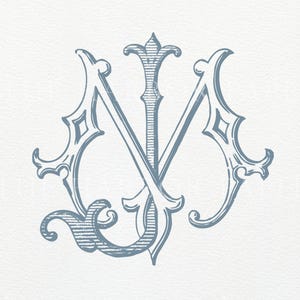 以下が含まれることがあります： ライトブルーのモノグラムデザイン。文字「N」と「M」が絡み合っています。エレガントなヴィンテージスタイルの文字は、華やかな装飾と装飾的な要素で飾られています。デザインは白い背景に設定されています。