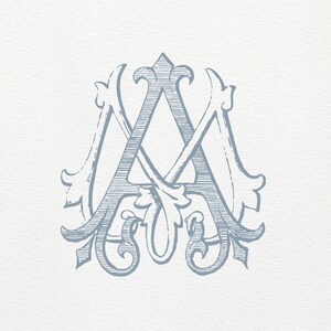 Pode incluir: Um monograma azul e branco com as letras "AA" em uma fonte decorativa e estilizada.