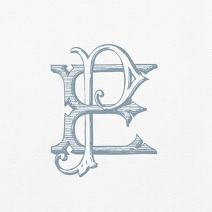 Könnte beinhalten: Ein hellblaues Monogramm mit den verschlungenen Buchstaben "D" und "E" in einem verzierten, Vintage-Stil. Das Design umfasst dekorative Verzierungen und ist vor einem strukturierten weißen Hintergrund platziert, geeignet für Hochzeitseinladungen oder personalisierte Geschenke.