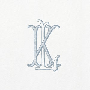 以下が含まれることがあります： 青みがかったグレーのスタイリッシュな装飾文字K。文字は、複雑なディテールでヴィンテージスタイルで描かれています。