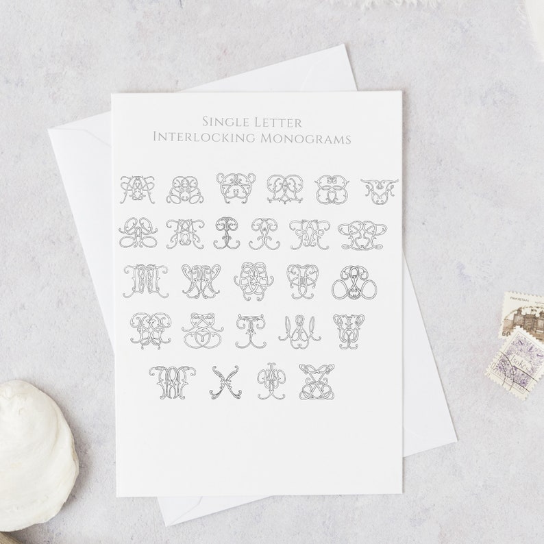 Może przedstawiać: Biała karta z nadrukowanym czarnym tekstem "Single Letter Interlocking Monograms". Karta zawiera 26 czarno-białych ilustracji monogram&oacute;w z pojedynczą literą.