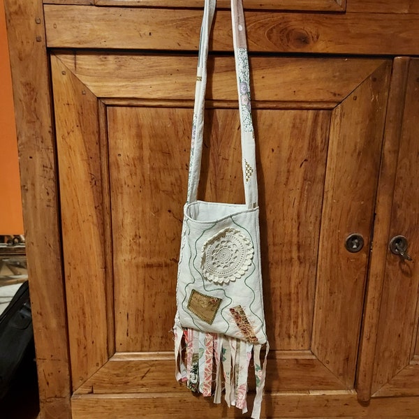 Petit sac avec dentelles et broderies