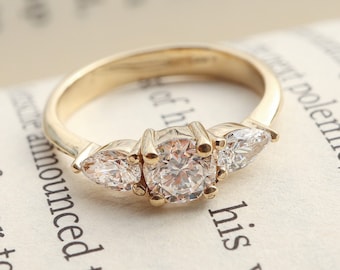 Drei Stein Diamant Ring - Runde & Birnenform Verlobungsring | Atemberaubendes Design für Frauen