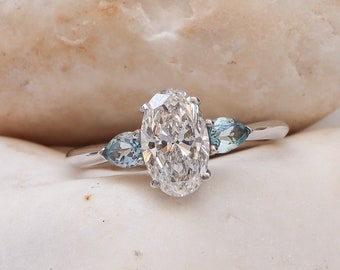 Ovaler Dreistein Verlobungsring - Triologie Diamantring mit Aquamarinen in Weißgold | Ovalschliff und Birnenform