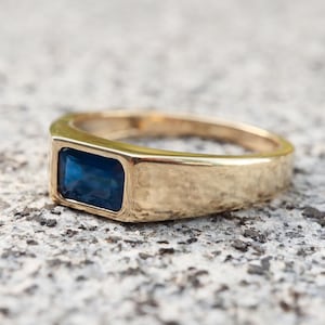 Saphir Siegelring in Massiv Gold - Echter Blauer Saphir Ring - 18k Gold Siegelring | Quadratischer Siegelring für Damen