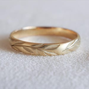 Leaf Engraved Wedding Band | Gold Engraved Ring - Nature Inspired Ring | Women&#39;s Wedding Band