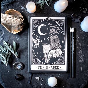 The Reader" Tarot Notizbuch – Gothic Journal Schwarz/Weiß witchy