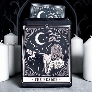 Mystische Tasche "The Reader" Tarot Buchülle – Schwarz/Weiß Gothic