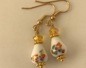 Flower earrings, spring earrings, summer earrings, yellow earrings, white and yellow earrings, flower dangle earrings, white dangle earrings