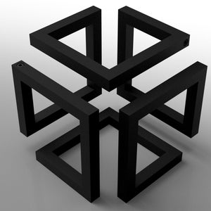 Op de afbeelding: Een zwarte metalen sculptuur van een kubus met een ingewikkeld ontwerp van overlappende vierkanten en driehoeken. De sculptuur is gemaakt van dun metaal en heeft een minimalistische esthetiek.