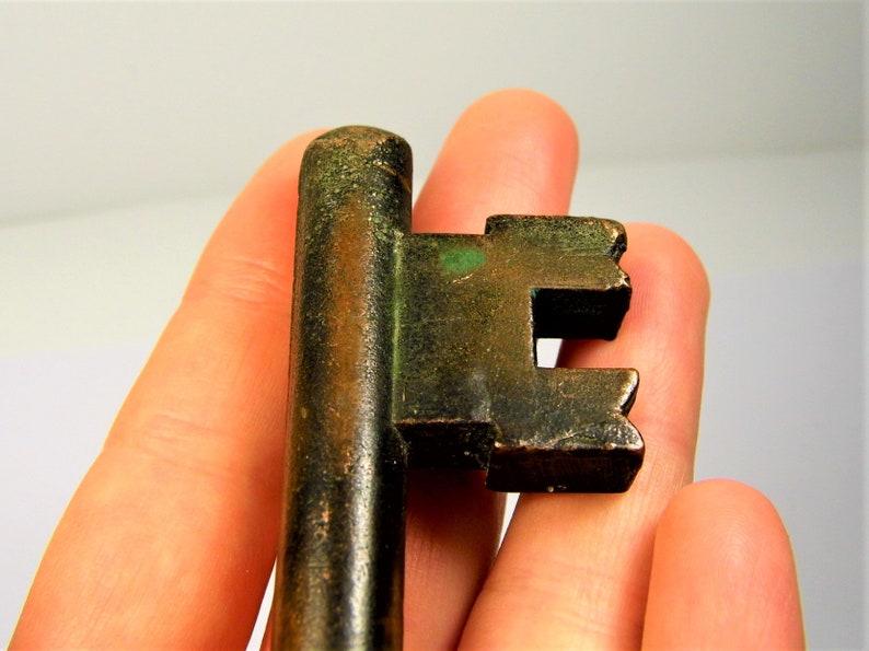 Old vintage retro souvenir key Russian city PSKOV authentic collectible 278sr