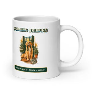 Könnte beinhalten: Ein weißer Keramikbecher mit dem Text MORNING BRIEFING oben und einer Grafik eines Golden Retrievers, der eine Leine vor einer Tür hält. Unter dem Hund steht der Text AGENDA: WALK • SNACK • REPEAT auf einem dunkelgrünen Banner.