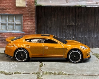 Loose Hot Wheels - Porsche Panamera - Gold