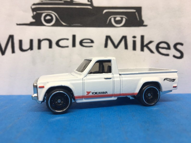 Hot Wheels /& Display Case Mazda REPU Pick Up Truck WHITE