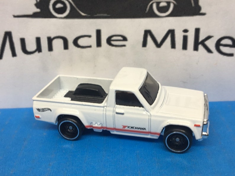 Hot Wheels /& Display Case Mazda REPU Pick Up Truck WHITE