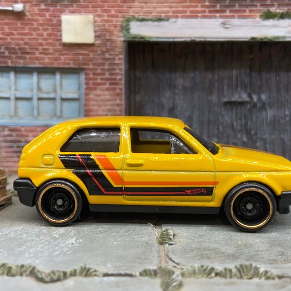 Loose Hot Wheels: VW Volkswagen Golf MK2 Dressed in Yellow