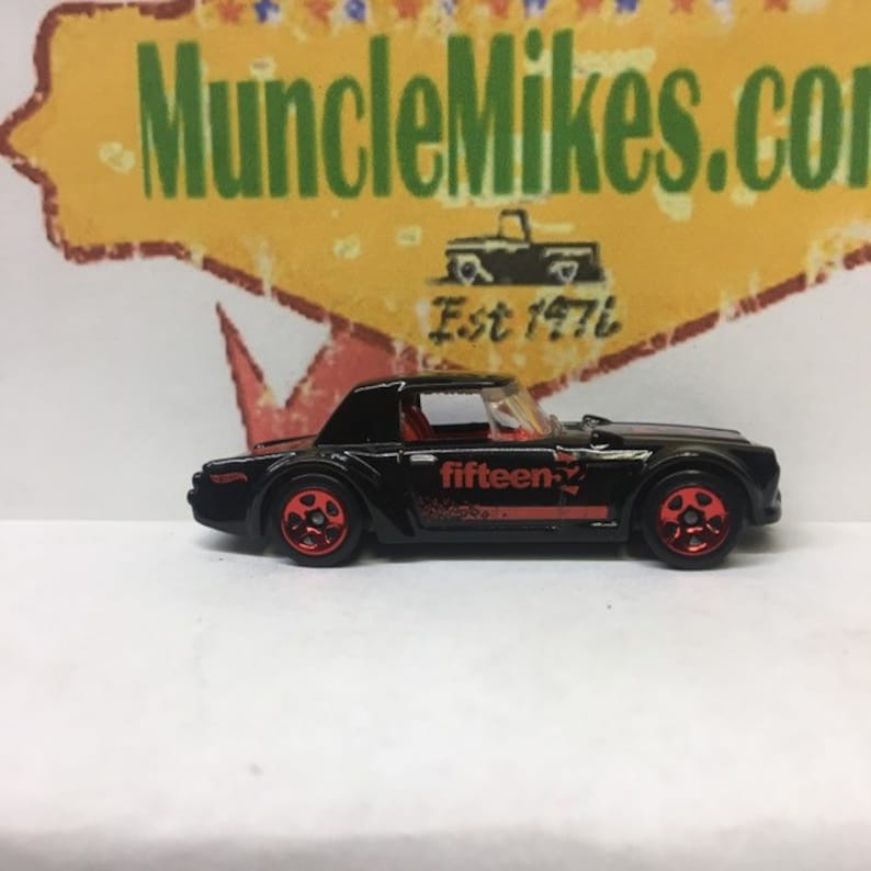 Hot Wheels /& Display Case Nissan Fairlady 2000 BLACK