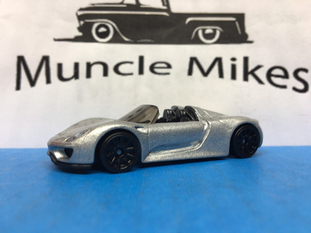 Collectible 2018 Hot Wheels Porsche 918 Spyder GRAY With Custom Clear Display Case