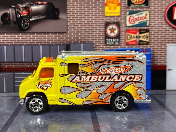 Loose Hot Wheels - Hot Wheels Ambulance - Yellow and Silver With