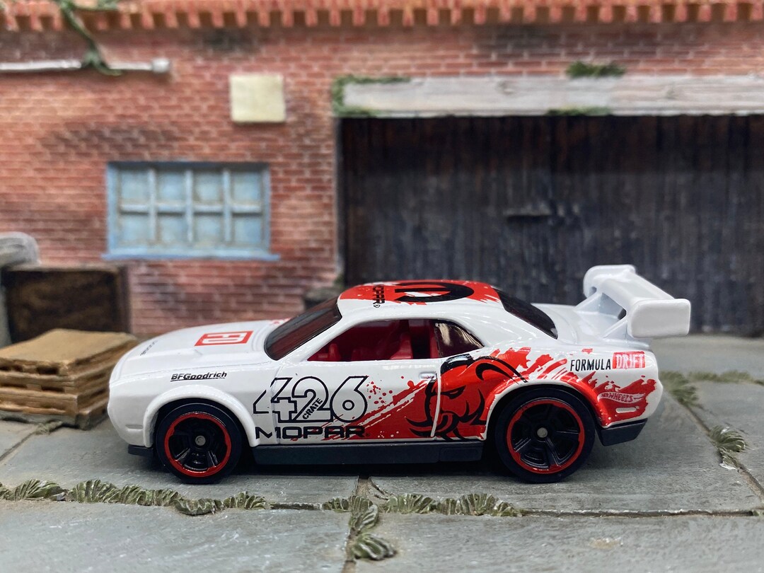 2013 Hot Wheels Treasure Hunt Dodge Challenger Drift Car X1680 série 27/250  T-Hunt - Arte em Miniaturas