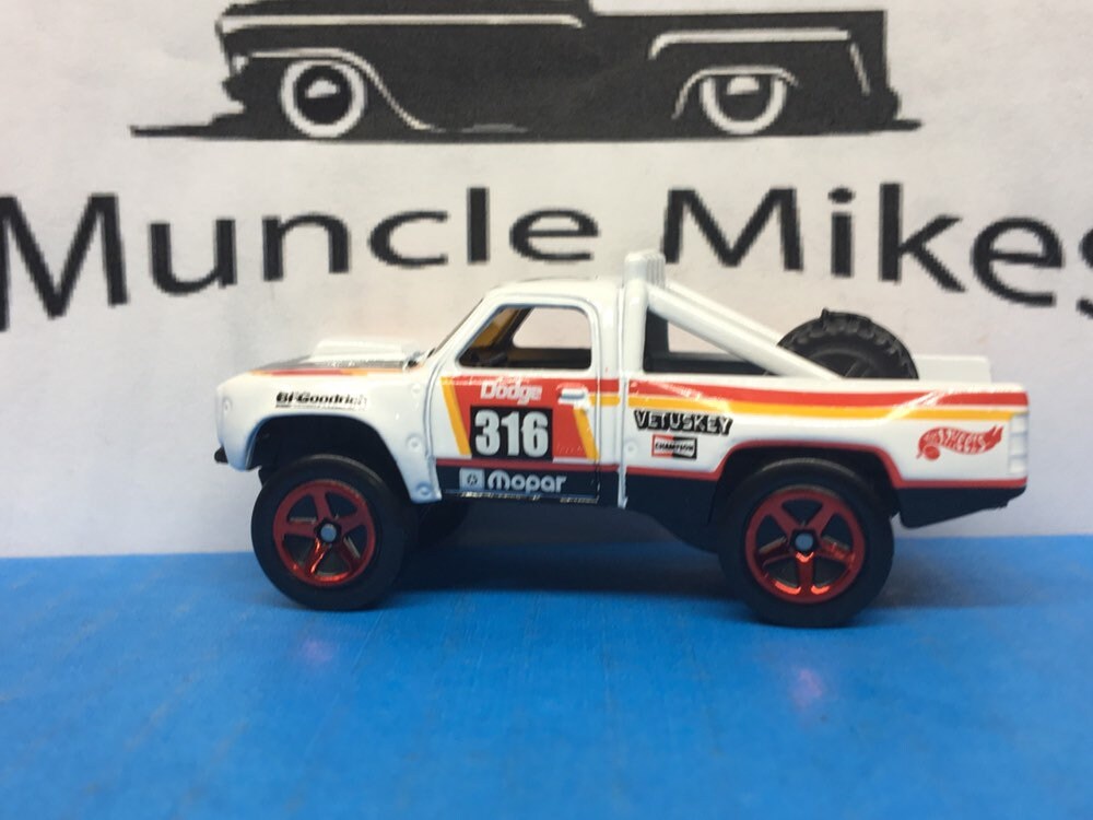 Collectible 2018 Hot Wheels 1987 Dodge D100 Off Road Pick Up Truck WHITE With Custom Clear Display Case