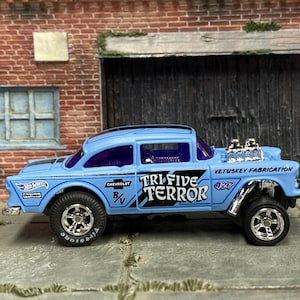 Anpassade Hot Wheels - 1955 Chevy Gasser - Blå och svart Tri-Five-Terror - Kromade AMR-fälgar - Firestone Slicks