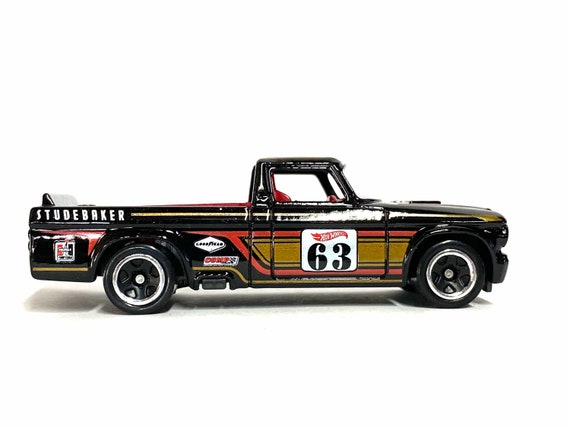 Hot Wheels ’63 Studebaker Champ - Modello HW Hot Trucks 9/10 - Colore Rosso 155/250 - Scala 1:64 - 2