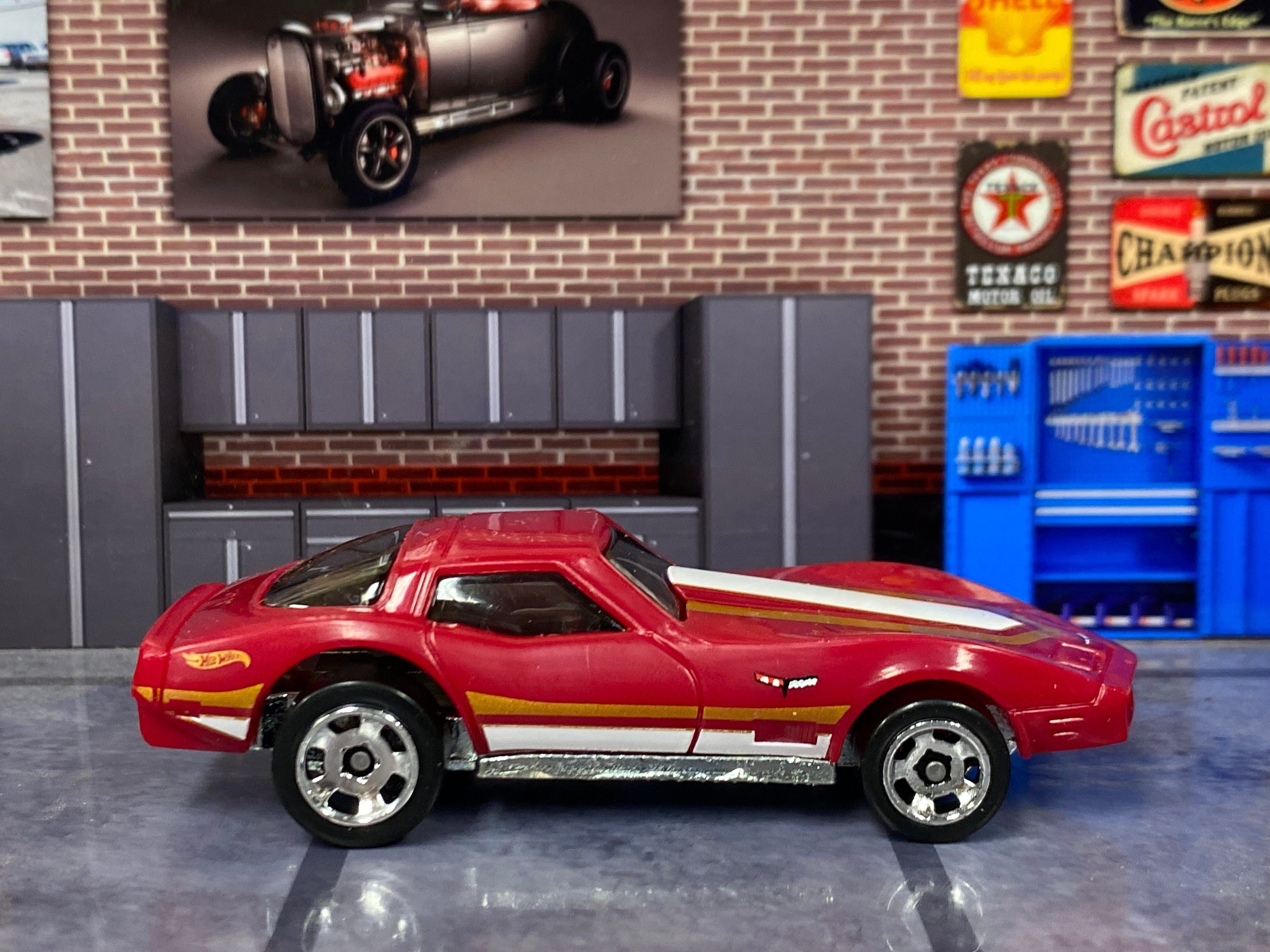 Loose Hot Wheels Corvette Stingray Red, White and Gold