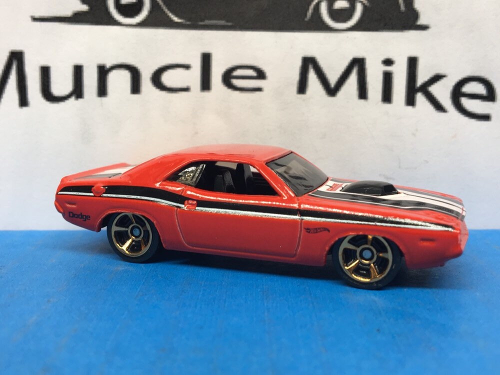 Collectible 2018 Hot Wheels 1970 Dodge Challenger With Custom Clear Display Case