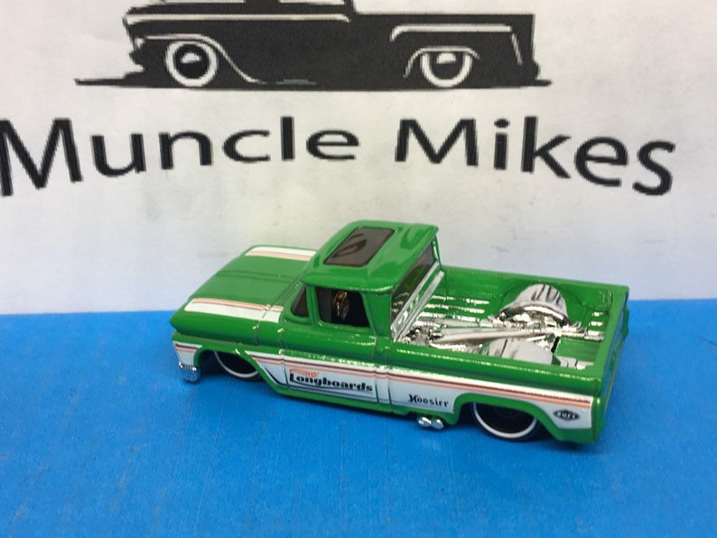 Hot Wheels /& Display Case 1962 Chevy Surf Up Pick Up Truck Green And White