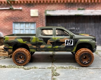 Loose Hot Wheels - 2019 Chevy Silverado Trail Boss LT - Green Camo