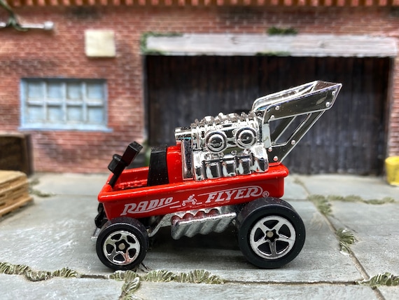Hot Wheels 1996 Radio Flyer Wagon 2台セット Amazon.com: Hot Wheels 1996 First Editions Red Radio Flyer