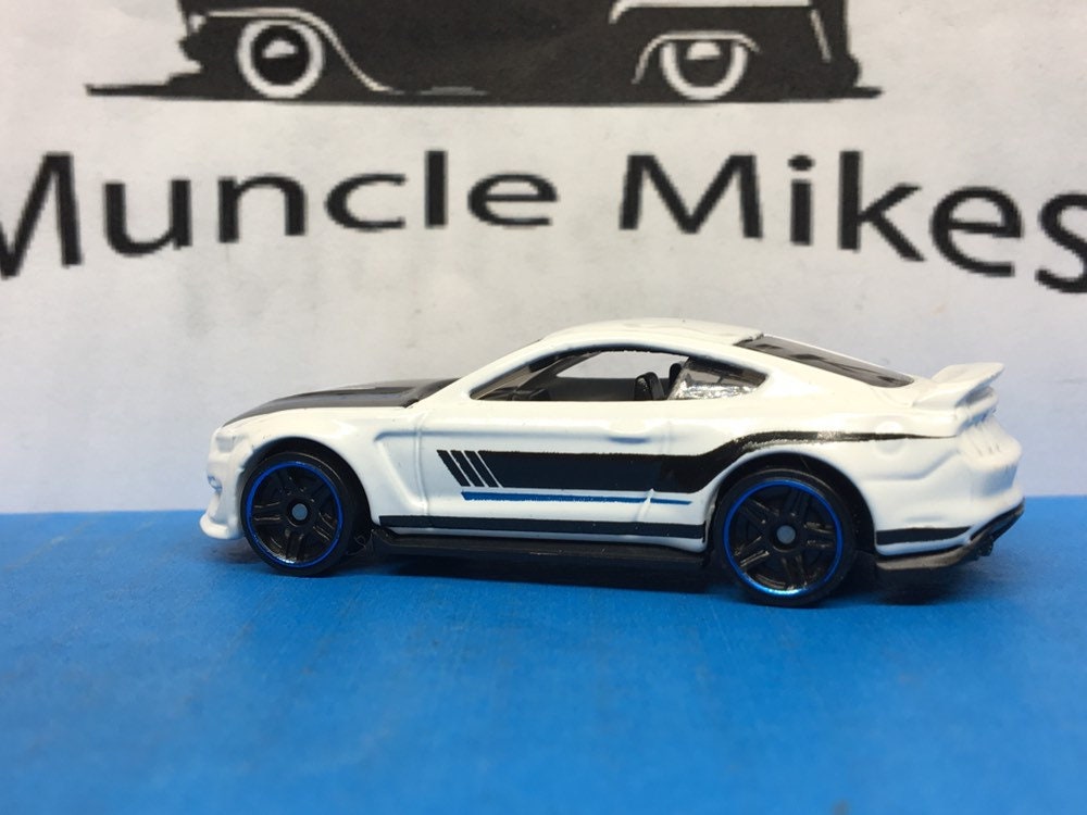 Collectible 2018 Hot Wheels Ford Mustang Shelby GT 350R WHITE With Custom Clear Display Case