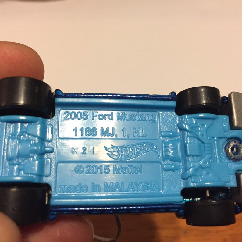 Hot Wheels Christmas Ornament 2015 2005 Ford Mustang