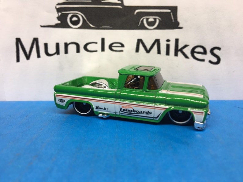 Hot Wheels /& Display Case 1962 Chevy Surf Up Pick Up Truck Green And White