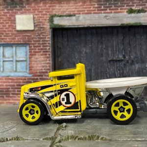 Loose Hot Wheels - GOTTA GO Toilette Racer - Yellow and White