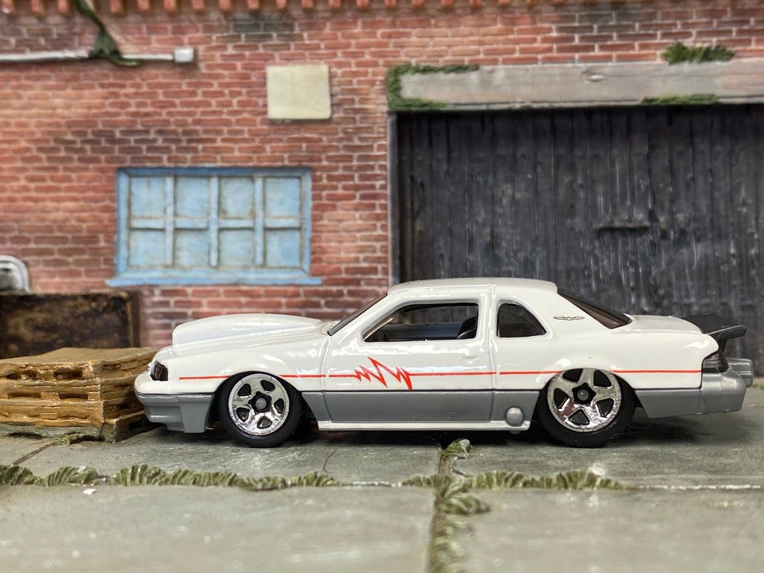 Loose Hot Wheels 1988 Ford Thunderbird Pro Street T-bird White - Main Image
