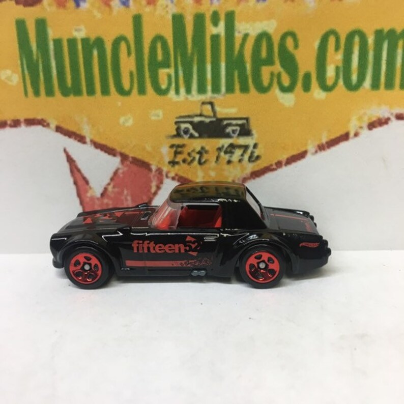 Hot Wheels /& Display Case Nissan Fairlady 2000 BLACK