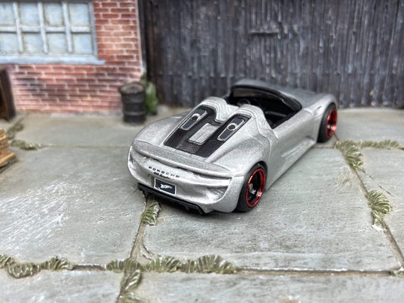 Custom Hot Wheels Porsche 918 Spyder Race Car in Silver With Red