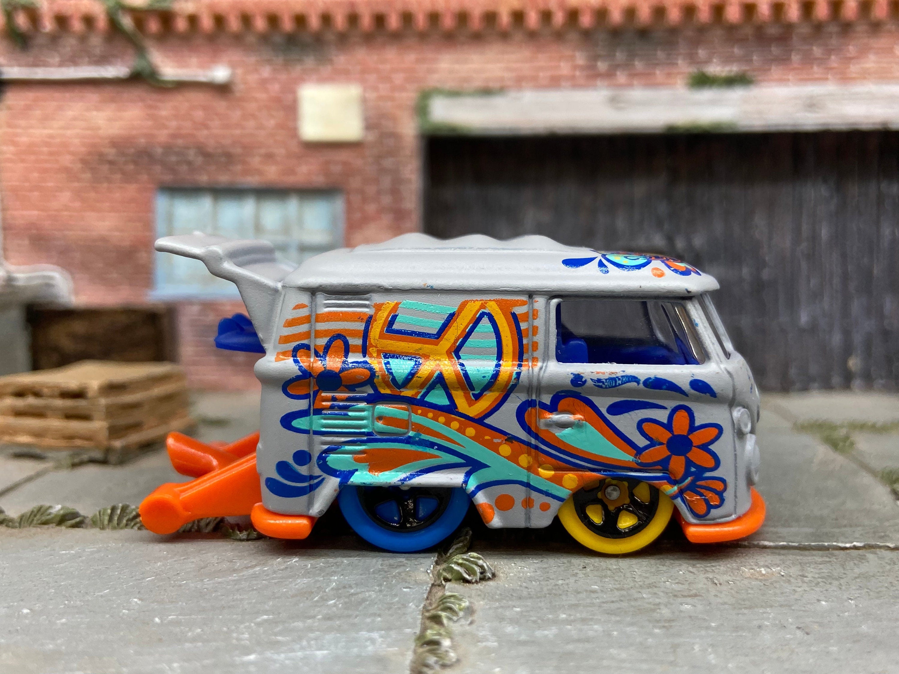 Loose Hot Wheels - VW Volkswagen Kool Kombi - Gray and Loose Hot Wheels - VW Volkswagen Kool Kombi - Gray and