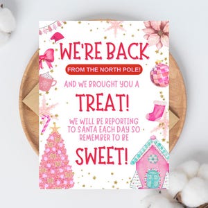 Dos elfos dan la bienvenida a la carta de Girly Pink - Descarga digital Nota de regreso de elfo navideño 8.5x11 - Estamos de vuelta - Descarga instantánea
