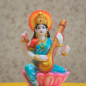 Maa Saraswati - Déesse hindoue de la connaissance, de la musique, de l’art, de la sagesse et de l’apprentissage - Idole en résine peinte à la main
